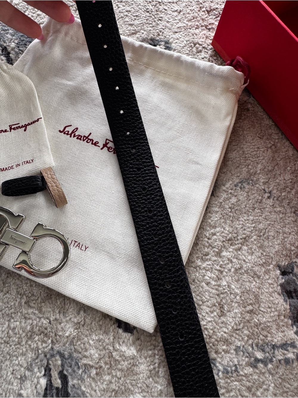 Salvatore Ferragamo Women Two-Tone Reversible Leather Belt in Beige and Black - Picture 12 of 14